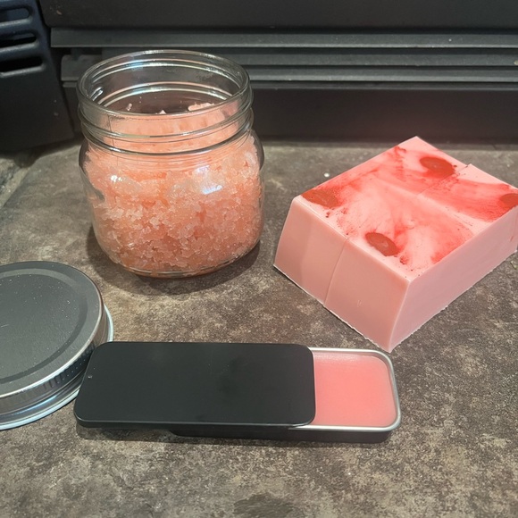 Body Care Bundle Handmade- Strawberry - Picture 1 of 1